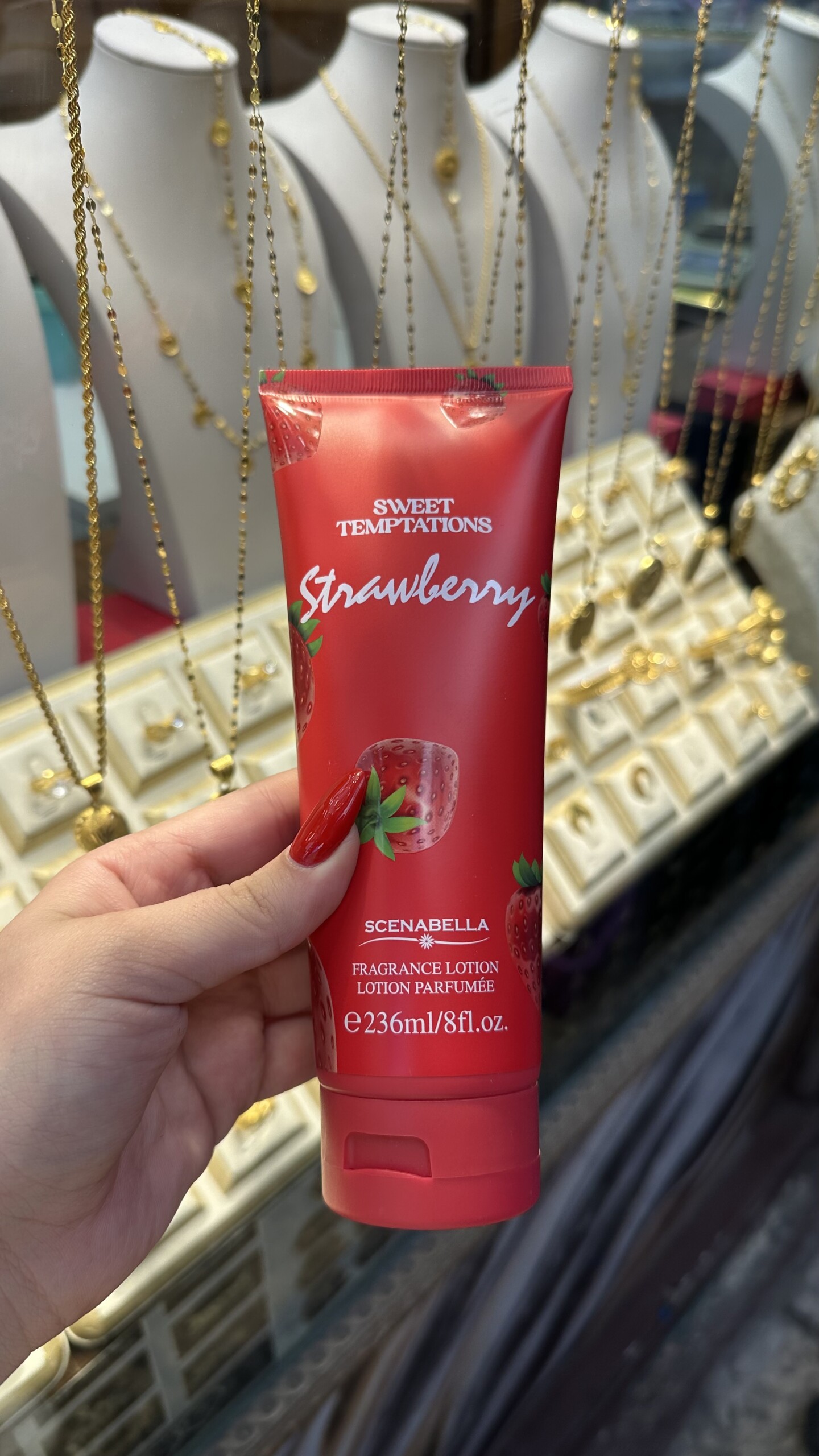 Scenabella Lotion parfumée. Lait de corps gourmand aux Fraise juteux. 236ml